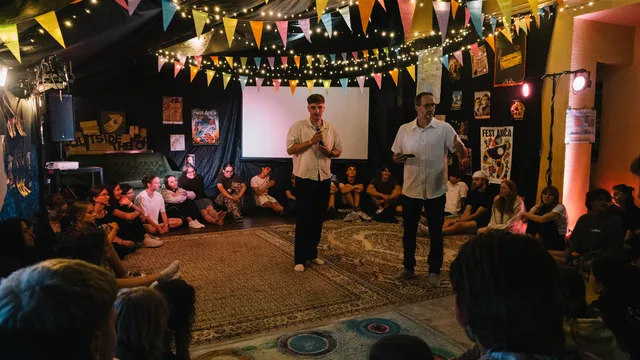 Večerný program: dvaja rečníci hovoria k účastníkom sediacim v kruhu